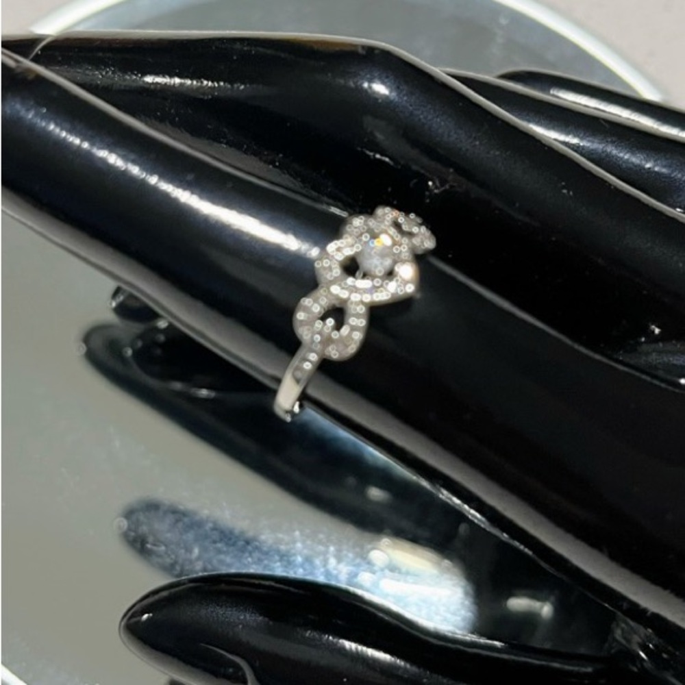 Elegant Silver Heart Ring - Picture 3 of 5